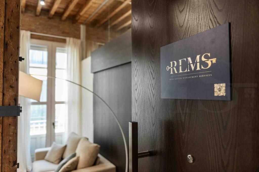 Eclectic & Elegant Apartment By Rems Малага Экстерьер фото