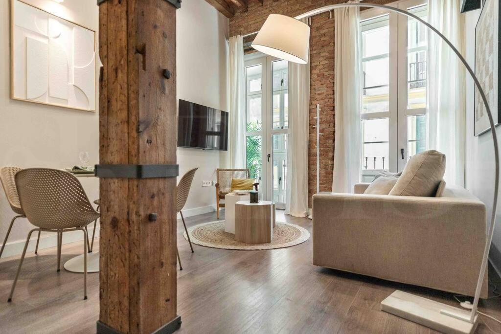 Eclectic & Elegant Apartment By Rems Малага Экстерьер фото